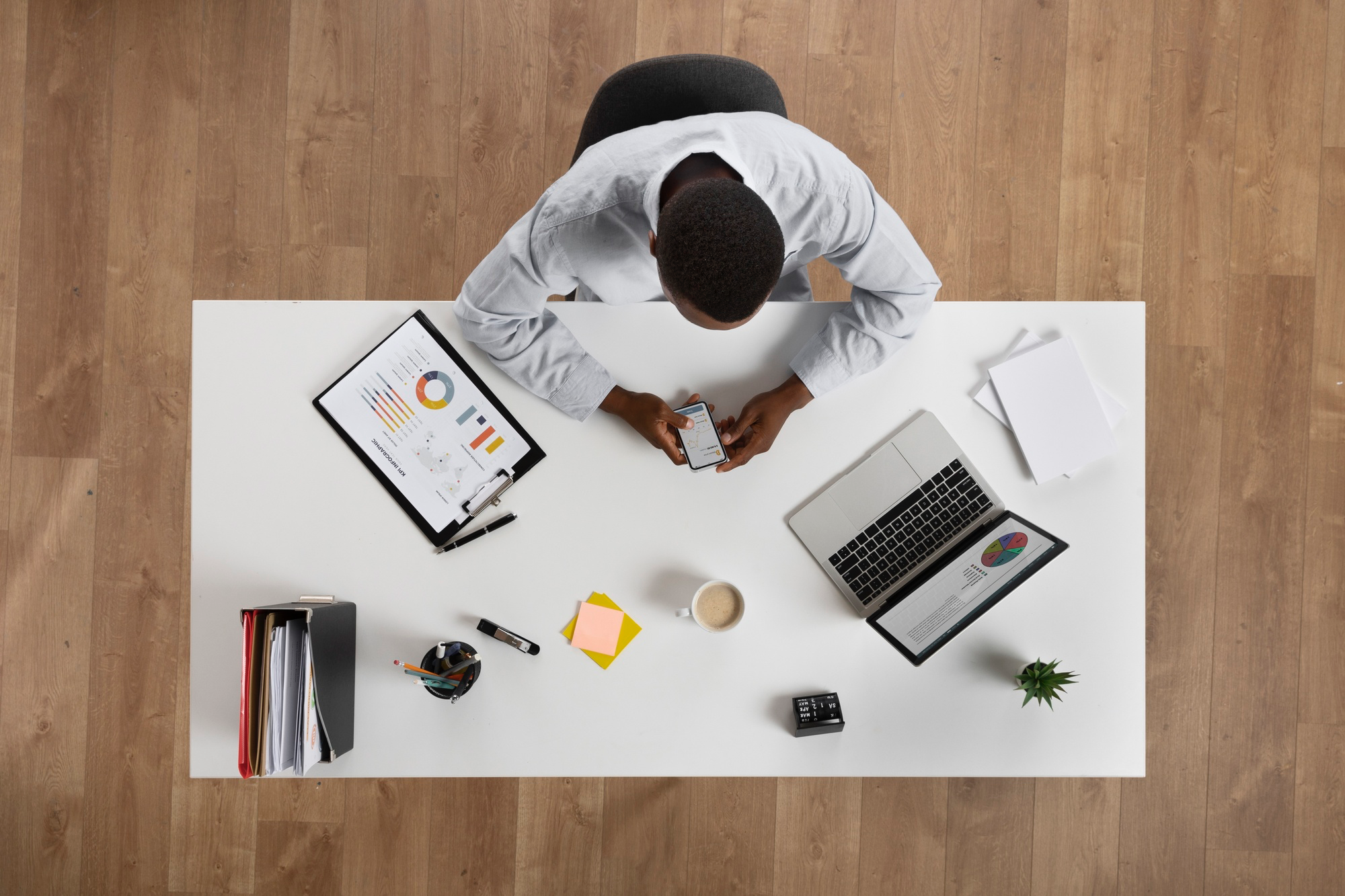 Person arbeitet an Geschäftsanalysen